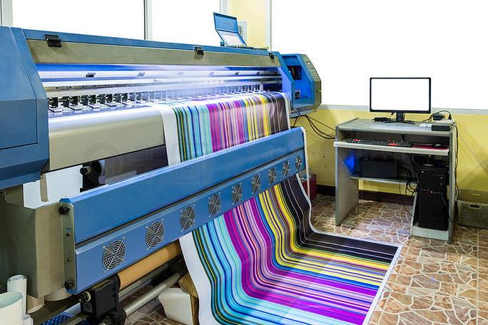 7广告代理概念的专业设备男工在印刷厂印刷厂或排版的大幅面绘图机